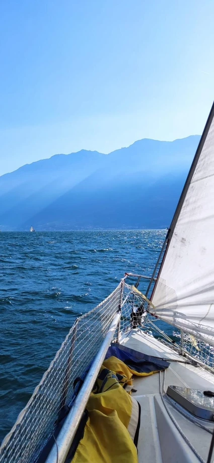 Uscita in barca a vela con skipper: da Desenzano verso l’Isola del Garda 9